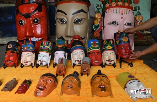 方文展在家里整理自己的毛南族傩面作品 方文展在家里整理自己的毛南族傩面作品