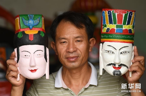 方文展在展示毛南族傩面作品 方文展在展示毛南族傩面作品