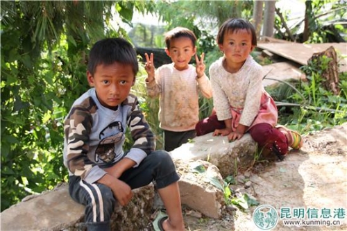 当地的小朋友们