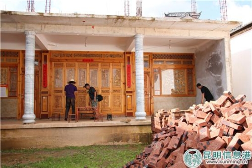 村民罗吉全家的新居