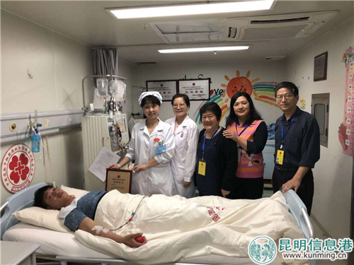 鲁顺平和医务工作人员及志愿者们的合照