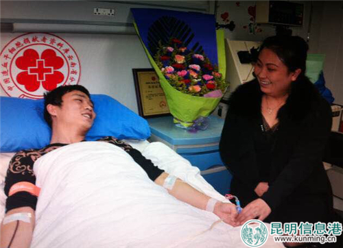 刘景的妻子在旁边陪同