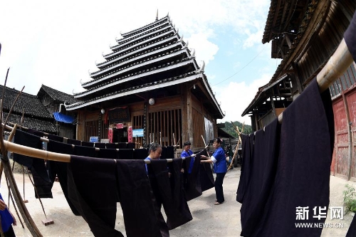 侗家妇女晾晒侗布