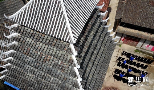 侗家妇女在鼓楼旁晾晒侗布2