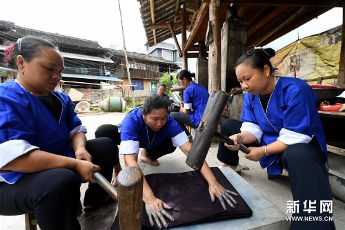 侗家妇女在石板上捶打侗布
