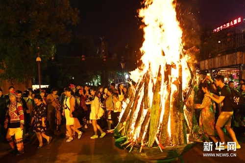 人们在云南楚雄彝人古镇火把节上狂欢2