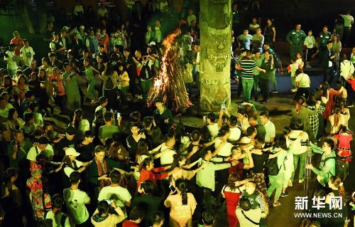 人们在云南楚雄彝人古镇火把节上狂欢3