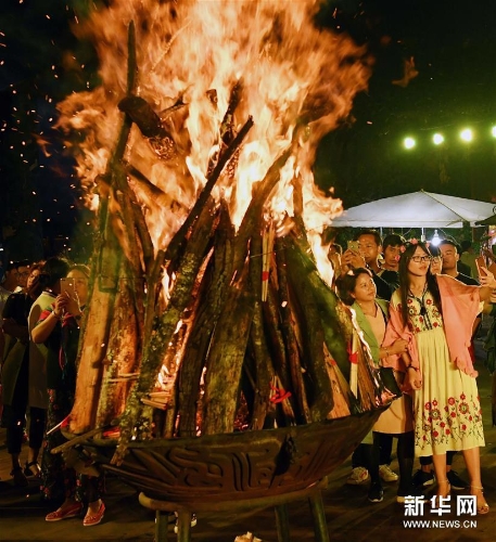 一名女孩在云南楚雄彝人古镇火把节上自拍