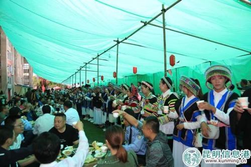 八方宾客共享洋芋长街宴 图片：马克军  摄