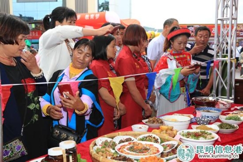 以洋芋为主要原料制作的美食引来众人关注 图片：马克军  摄