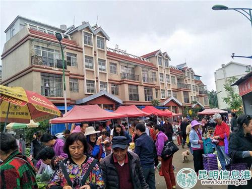 农贸市场占用主干道。