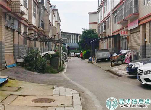 居民占用公共区域私搭停车棚。