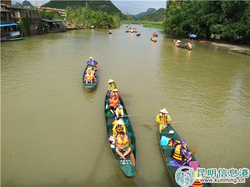 游客在普者黑景区划船游玩。记者江枫 摄 游客在普者黑景区划船游玩。记者江枫 摄