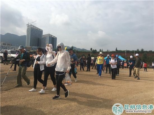 登山爱好者从万溪冲社区出发 登山爱好者从万溪冲社区出发