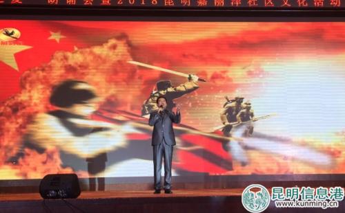 刘伟朗诵《英雄》。记者邵元丽摄