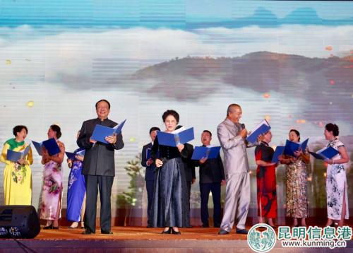 全员朗诵《凤凰涅槃》节选。记者邵元丽摄