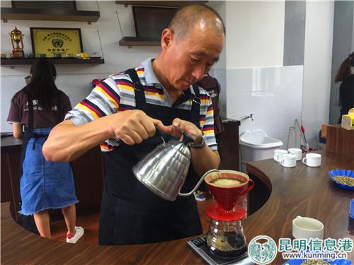 祖智德为来访记者冲泡咖啡。记者张薇摄