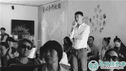 周权在全神贯注地讲电影。