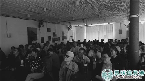 影院里坐满了“看”电影的盲友。