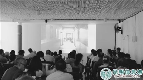 影院里坐满了人。