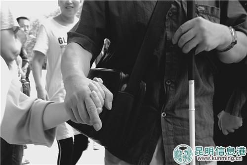 志愿者接到前来看电影的盲友。