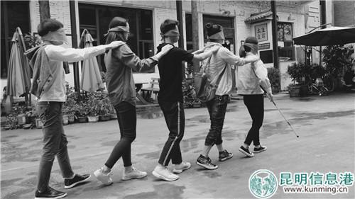 志愿者体验盲人出行。