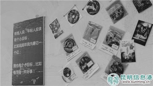 影院一侧的墙壁上，贴着心目放过的电影光盘和海报。