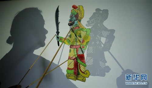 8月14日，李卫展示自己制作的皮影人偶。