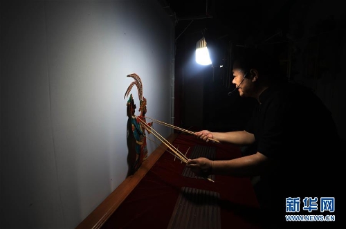 李卫在济南百花洲为市民表演皮影戏。