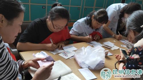 工作人员办理借阅证。实习记者刘璐璐摄