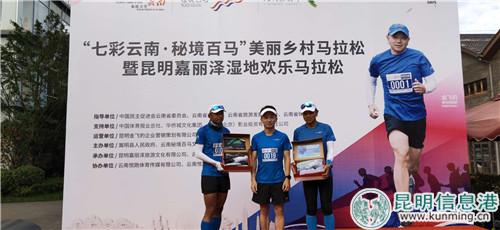 向金飞豹赠送纪念品。实习记者刘璐璐