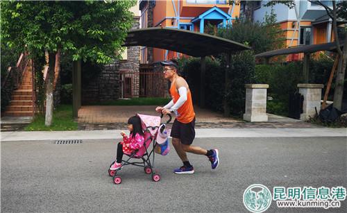 最小参赛选手马悦雨及她的父亲。记者袁瑶溪摄