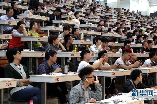 昆明花拍中心，紧张的鲜花拍卖正在进行。新华网念新洪摄