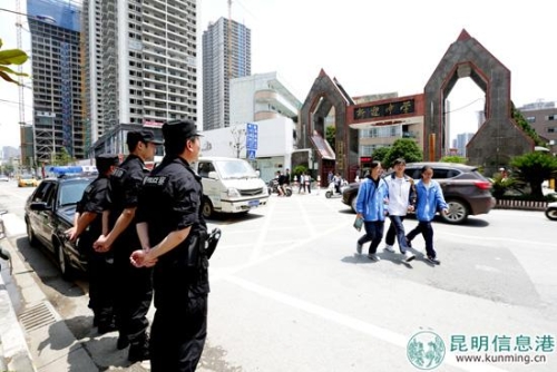 巡逻民警在学校门口值守。供图