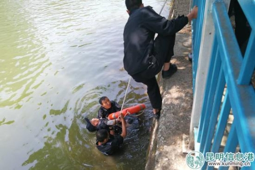 巡逻民警救助落水群众。供图