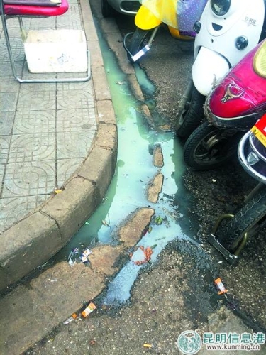 盈江路上污水横流