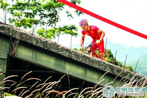 中国选手吕先景在比赛中。 新华社