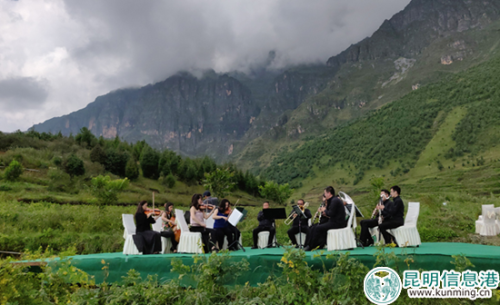 聂耳交响乐团在洋芋地里进行演奏