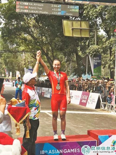 普译娴在领奖台上 普译娴在领奖台上