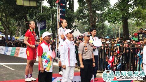 颁奖仪式(左一为普译娴) 颁奖仪式(左一为普译娴)