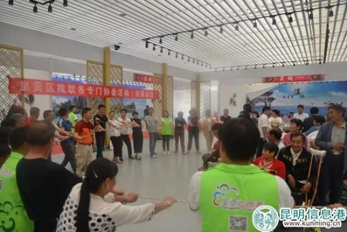 1--大家围在一起做拓展训练