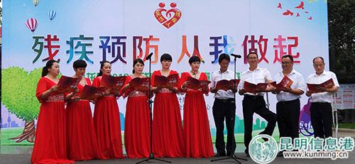 朗诵《大写的中国》。实习记者刘璐璐摄