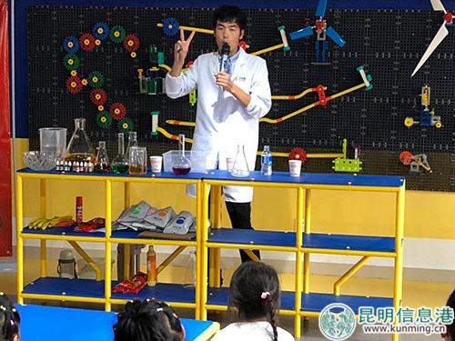 东华街道站艾科思科学教育的老师正在授课