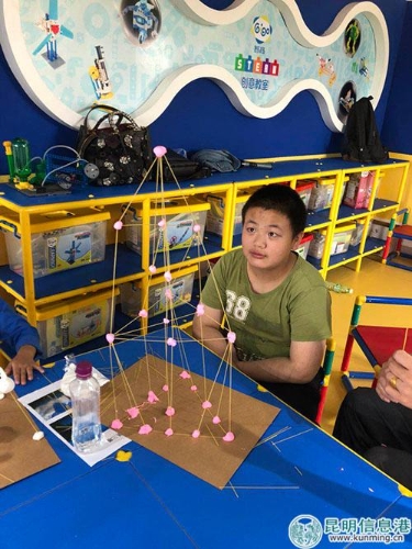 东华街道站参课的小朋友和他的作品