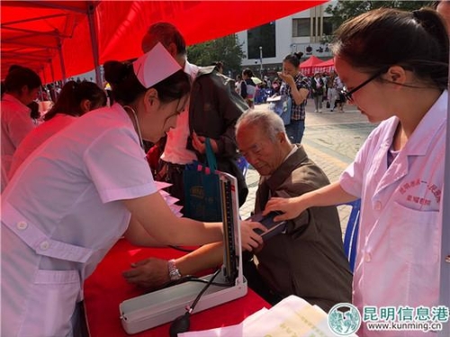 医护人员为现场群众义诊