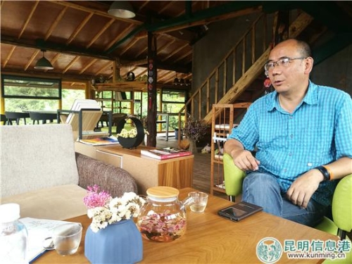 “猪窝咖啡”的负责人邹长斌介绍情况。 “猪窝咖啡”的负责人邹长斌介绍情况。