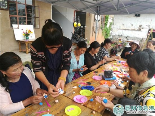 教村民们学做手工面塑。 教村民们学做手工面塑。