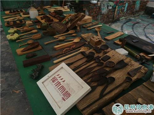 文创企业“择木而栖”展示的木制作品。 文创企业“择木而栖”展示的木制作品。