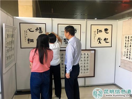 市民参观展览。_副本