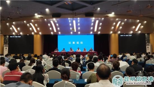 公安旅游警察支队队长杨敏讲解旅游企业户籍化管理。实习记者刘璐璐摄 公安旅游警察支队队长杨敏讲解旅游企业户籍化管理。实习记者刘璐璐摄